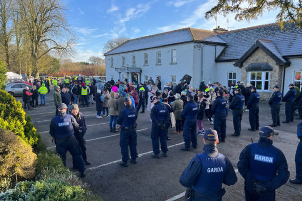 Protesters in Roscrea criticised after scuffles outside hotel as Ukrainian children arrived - Vimarsana News