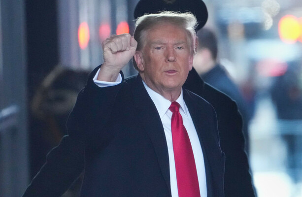 Judge threatens to throw Trump out of court for talking during evidence