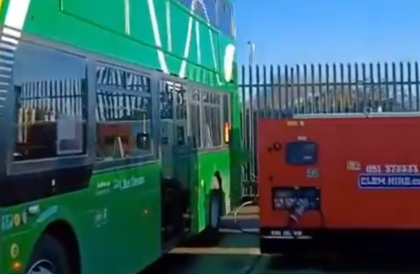 La vidéo ne montre pas de générateur diesel rechargeant un véhicule électrique Bus Éireann