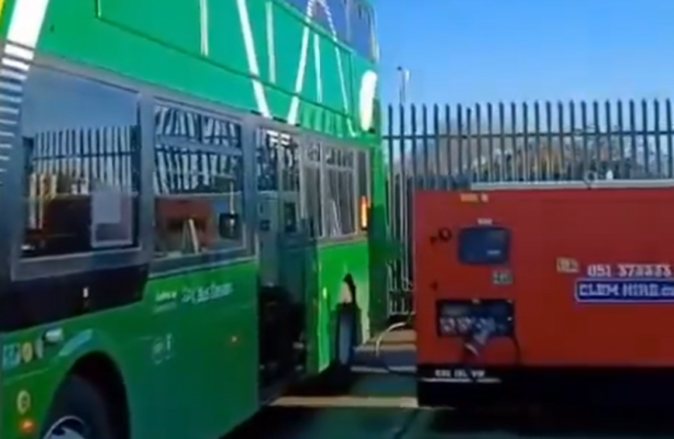 La vidéo ne montre pas de générateur diesel rechargeant un véhicule électrique Bus Éireann