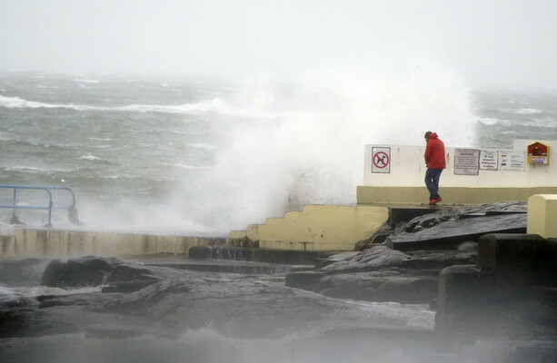 Une autre tempête se dirige vers l’Irlande alors que 68 000 propriétés sont toujours sans électricité après la tempête Isha.