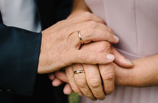 60歳以上の結婚者数は過去10年間で2倍以上に増加