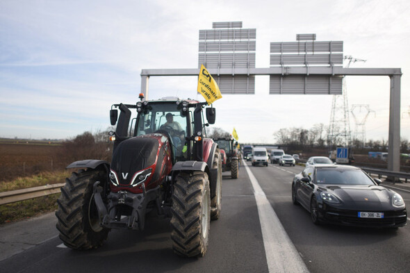 French farmers start to block off major motorways around Paris - Vimarsana News