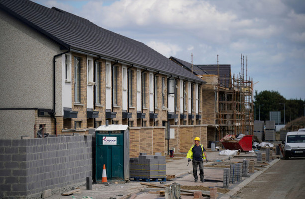 Des réglementations environnementales et de construction « plus strictes » imposées aux nouvelles maisons en Irlande qu’au Royaume-Uni