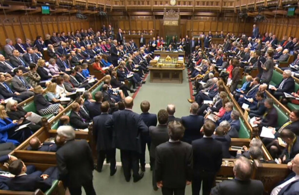 Le DUP donne son feu vert au retour de Stormont après que le Parlement britannique ait accéléré la législation pour rétablir le courant