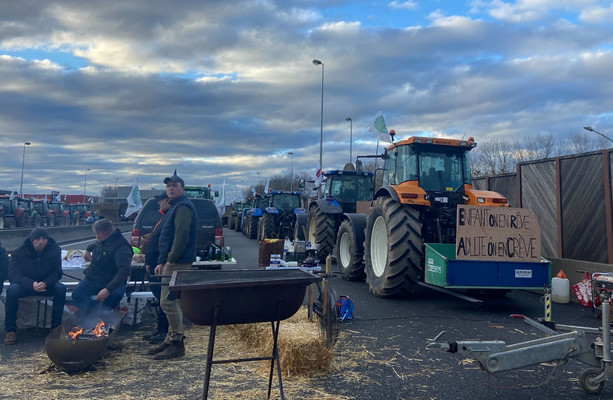 Французские фермеры снимают блокпосты после напряженной недели протестов