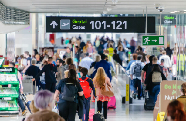 ダブリン空港の乗客、保安検査通過時にパーカーやジャンパーを脱ぐ「準備」を求められる