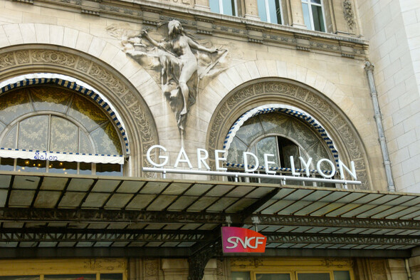 Three people injured in knife attack at Gare de Lyon station in Paris - Vimarsana News