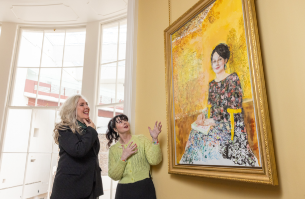 Портрет писательницы Мэриан Киз представлен в Национальной галерее Ирландии.