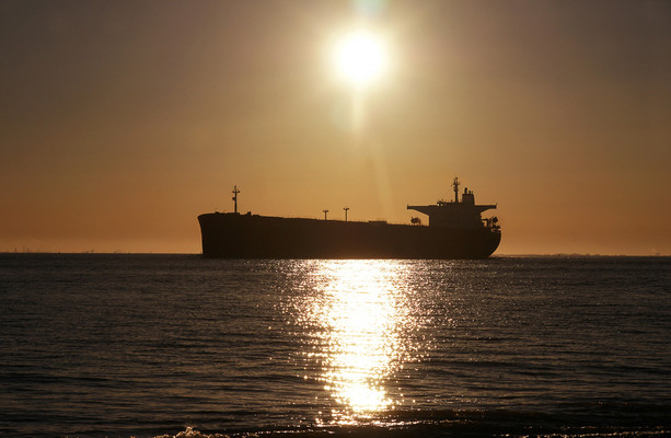 La Garde côtière et le service naval surveillent le pétrolier russe « flotte fantôme » au large de la côte ouest