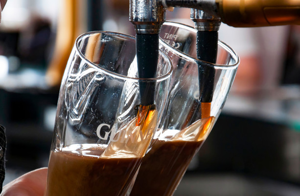 Quelle est l’importance de la Guinness en deux parties ?  · LeJournal.ie