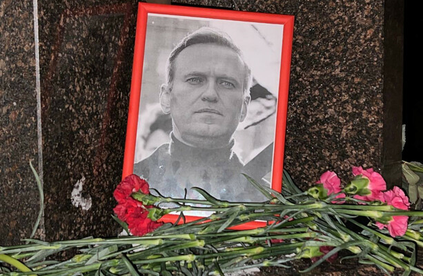 ロシアで亡くなった野党指導者アレクセイ・ナワリヌイ氏の追悼式典で100人以上が拘束