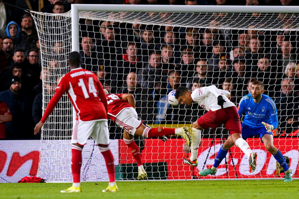 Casemiro nets late winner as Manchester United keep alive hopes of trophy - Vimarsana News