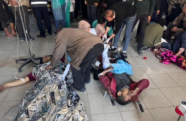 Scènes meurtrières alors que des Gazaouis désespérés se précipitent sur des camions d’aide