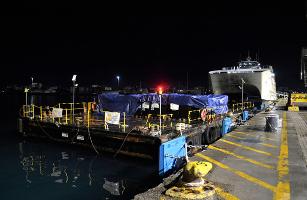 L’aide est chargée sur un bateau à Chypre, se préparant à naviguer vers Gaza sur un nouveau corridor maritime
