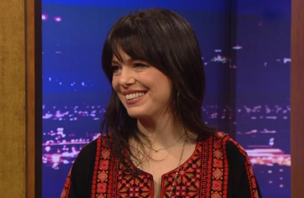 Имельда Мэй появляется на шоу Late Late Show в традиционном палестинском платье.