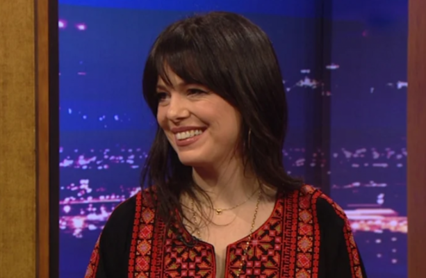 Imelda May apparaît au Late Late Show vêtue d’une robe palestinienne traditionnelle