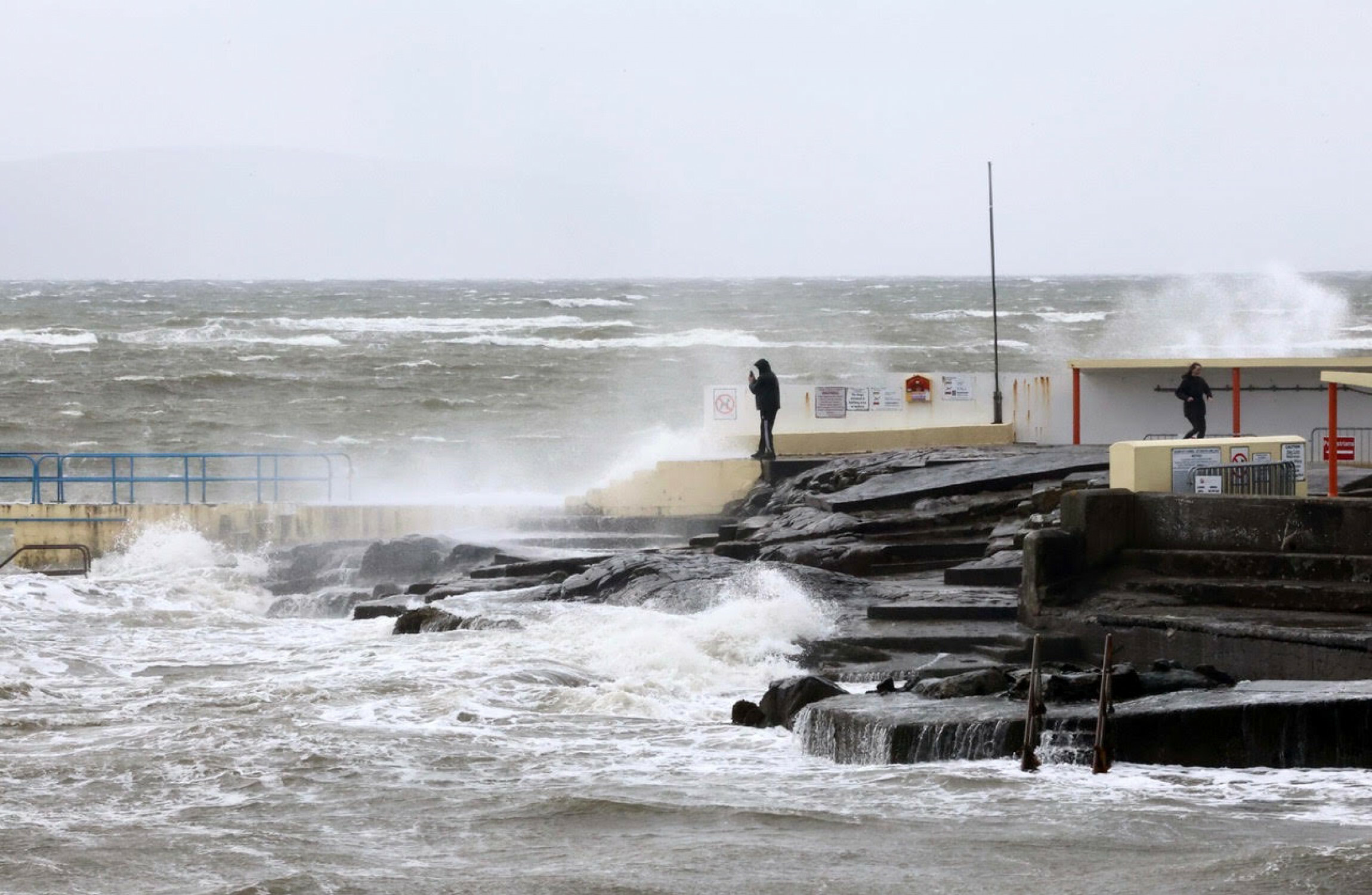 Thousands of homes without electricity as Storm Kathleen hits Ireland - Vimarsana News