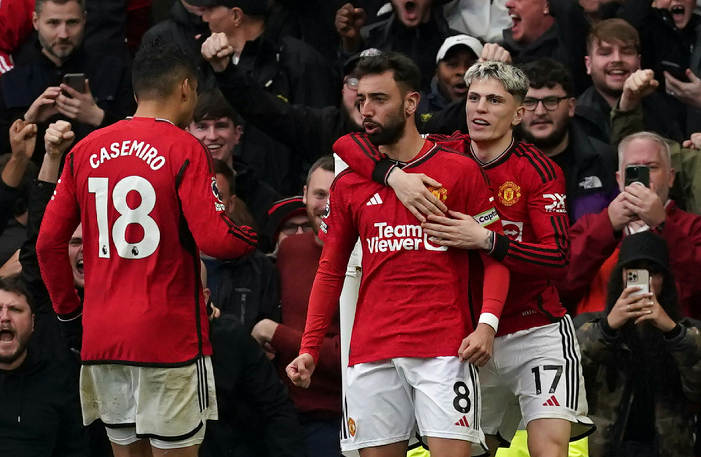Man United dent Liverpool's title hopes with chaotic draw at Old Trafford - Vimarsana News