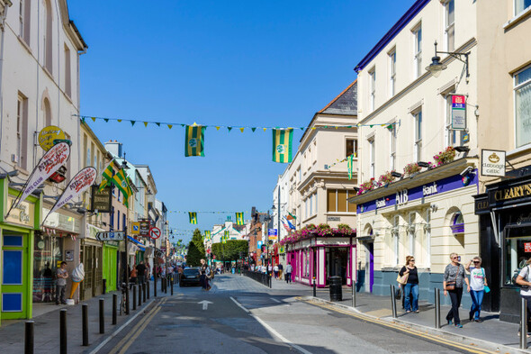 American tourist in her 80s 'thrown on the pavement' during mugging in Co Kerry - Vimarsana News