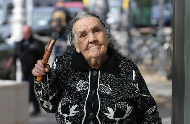 女性（74）、2万8000ユーロ以上の虚偽の人身傷害請求6件で投獄