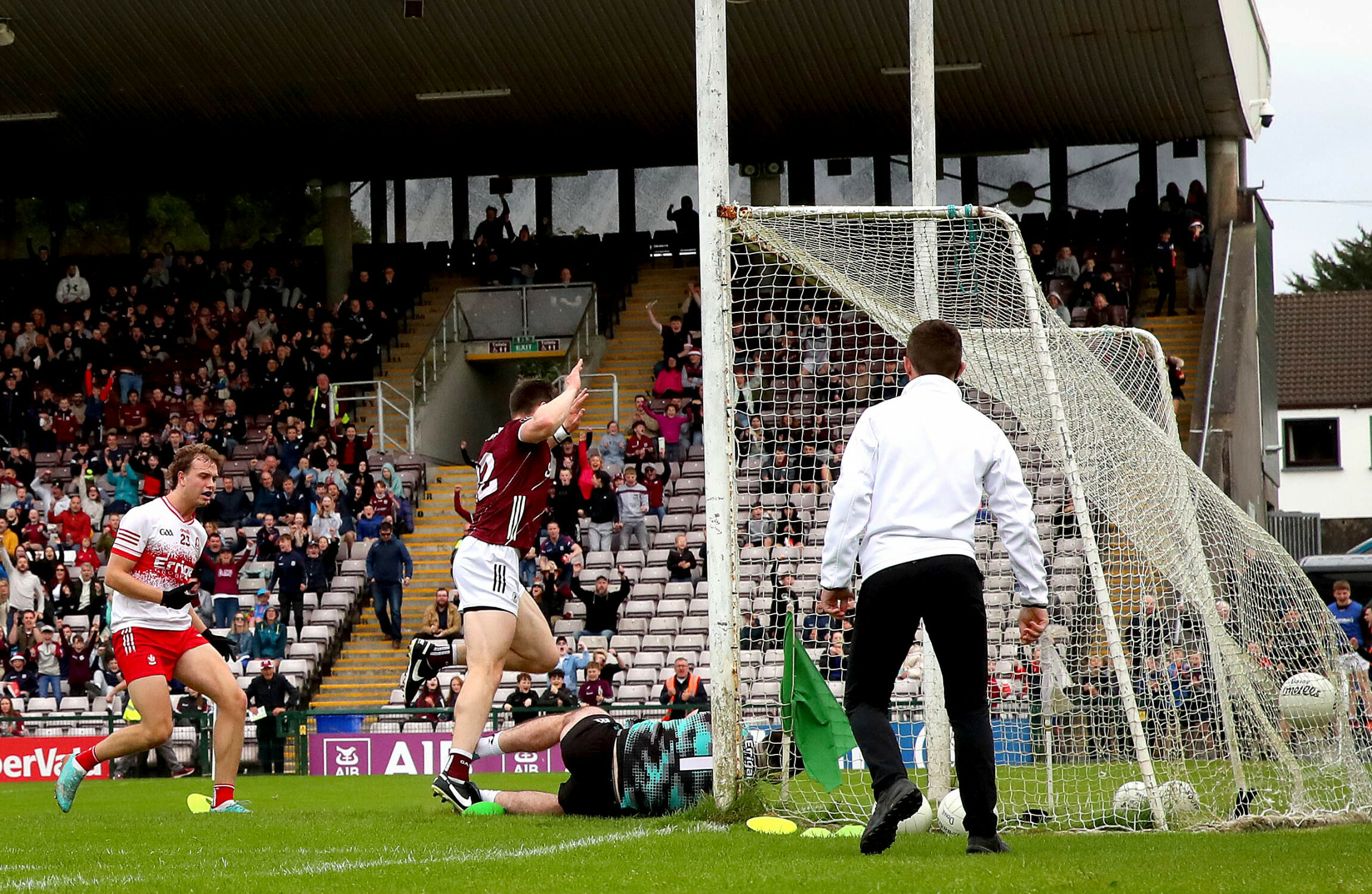 Kelly and D'Arcy goals fire Galway past 14-man Derry - Vimarsana News