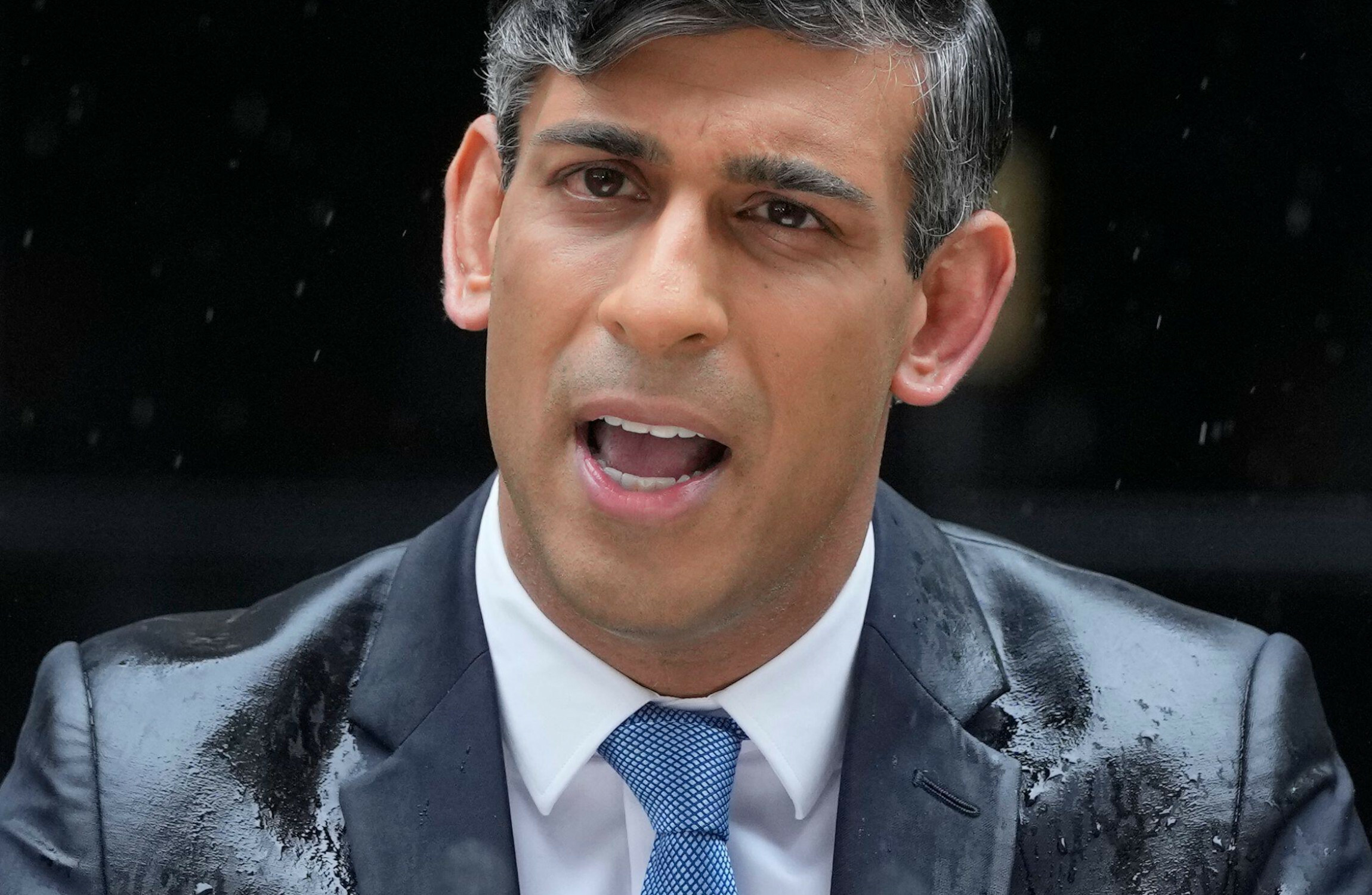 Sunak drowned out by Labour 90s anthem (and the rain) in hapless election launch - Vimarsana News