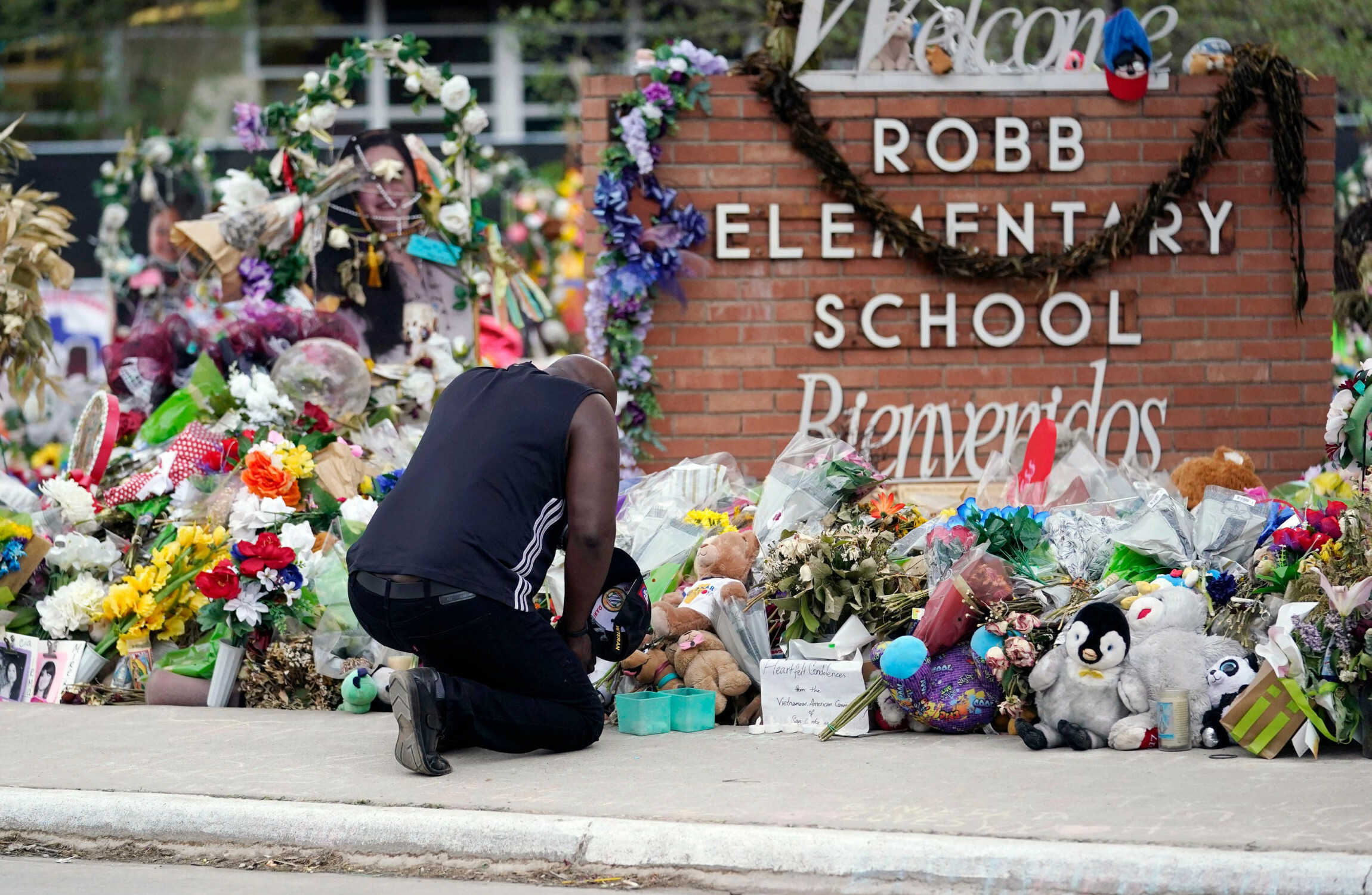 Families of Uvdale school shooting victims sue Meta, Call of Duty makers and assault rifle maker - Vimarsana News