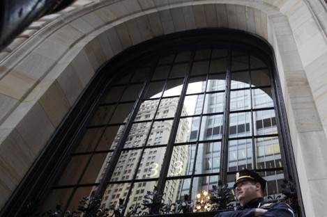 A Federal Reserve police officer guards the building in New York today.