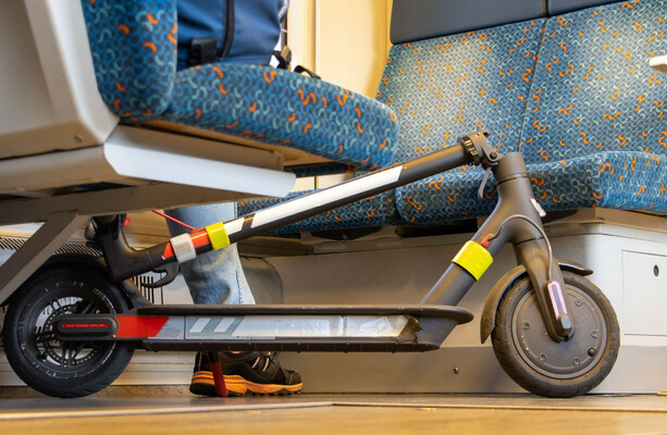 安全上の懸念から、10月初旬から公共交通機関での電動スクーターの乗車が禁止される