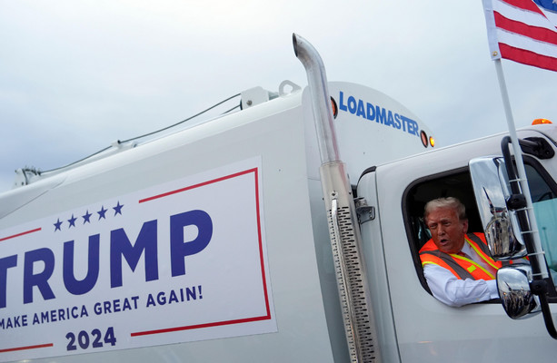 Trump Highlighting Biden’s Gaffe by Boarding Garbage Truck at Wisconsin Rally