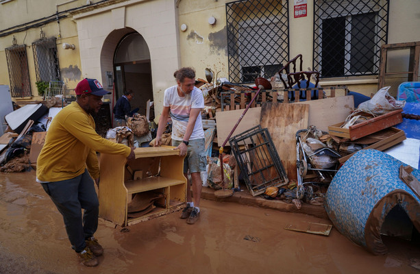 Wave of solidarity washes over epicentre of Spain floods