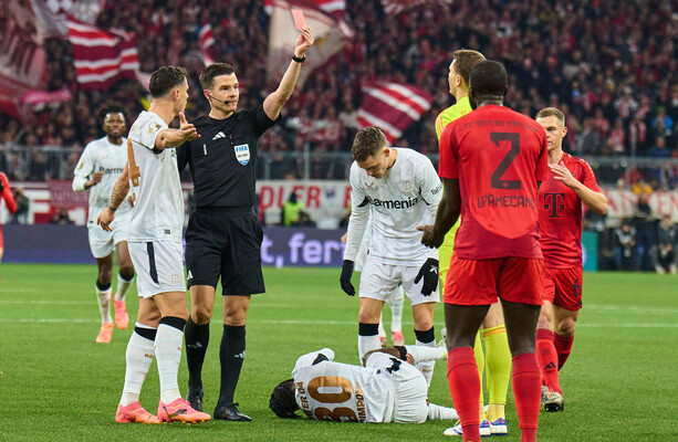 Neuer sees rare red in Bayern Munich defeat as Barcelona earn much