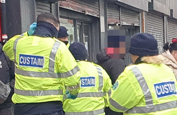 Revenue と Gardaí によって営業中に検索されたムーア ストリートの店舗と屋台