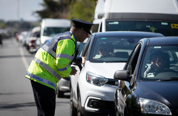 Gardaí は、24 時間以内に 260 人以上のドライバーが運転中に携帯電話を使用していることを摘発 – TheJournal.ie