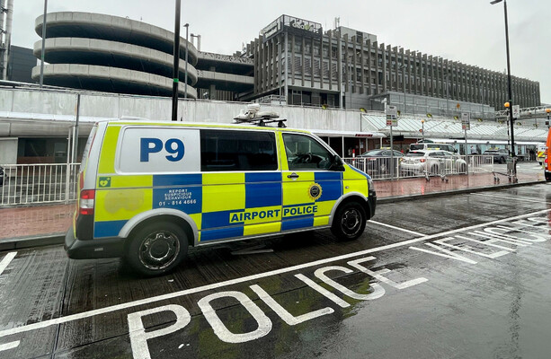 ガルダイは、フライトを逃した後、ダブリンの空港出発門を破壊したとされる男を逮捕しました-TheJournal.ie