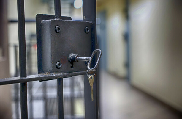 刑務所から元パートナーを脅した男は、さらに3年を与えられた彼女の声明を変える