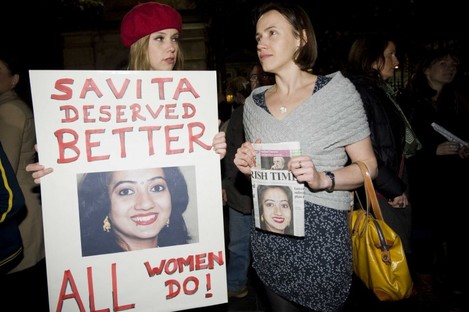 Jennie Ridyard (left) and Aoife McLysaght at last night's Pro Choice protest in Dublin.