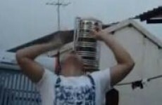 Guy juggles 7 ping pong balls with his mouth