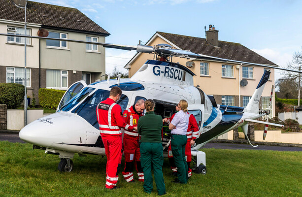 Irlanda Busca Conselho da Escócia para Levar Médicos em Ambulâncias: Mudança Radical à Vista?
