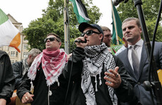 Fiosrú á lorg faoi "chosc" ar Kneecap taisteal go Ceanada