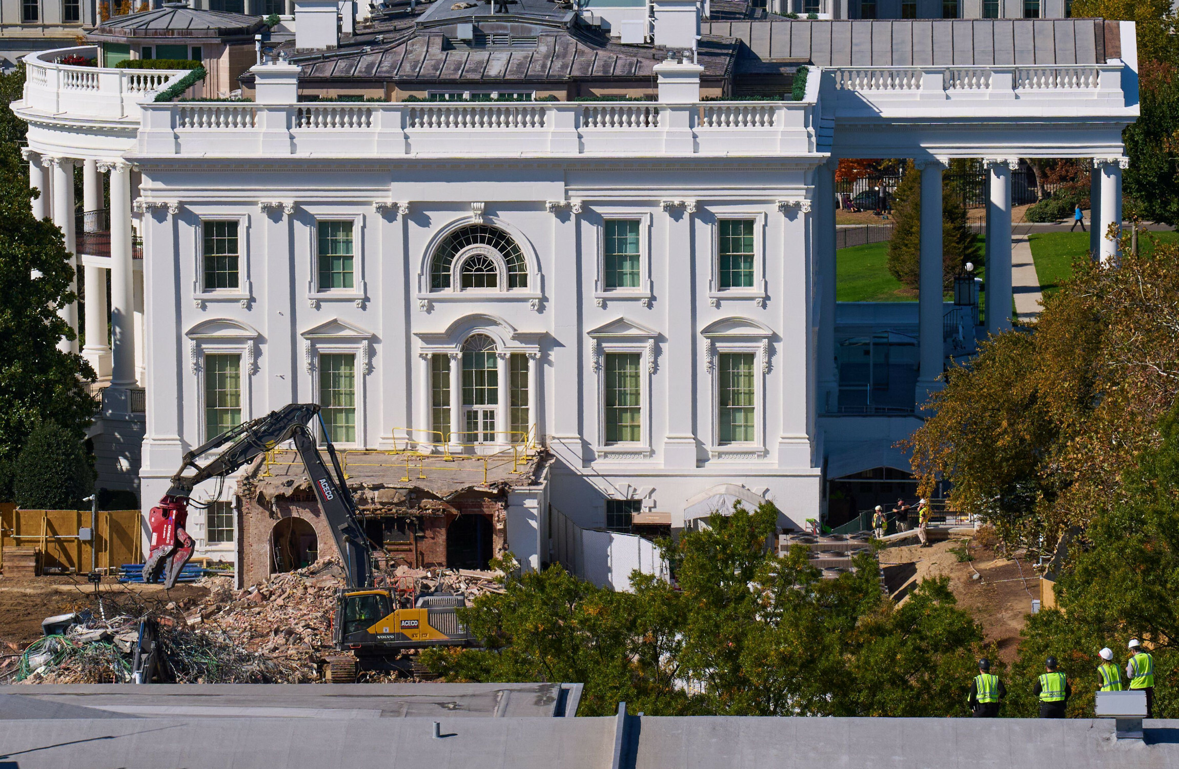 White House East Wing demolished as Trump smashes forward with ballroom project