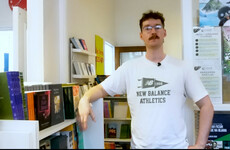 Tá éileamh mór ar leabhair Ghaeilge in Éirinn agus thar lear, a deir An Siopa Leabhar