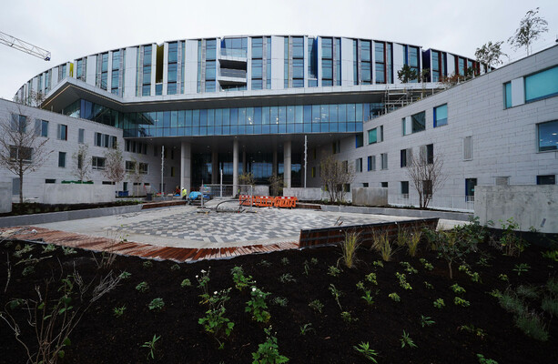 Health Minister says it 'makes no sense' that Children's Hospital hasn't been finished on time