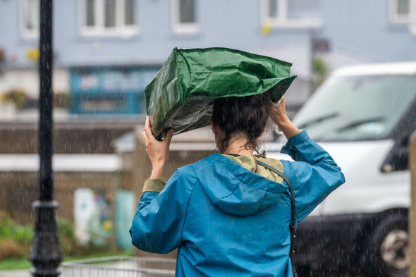 Lluvias intensas amenazan con inundaciones en 13 condados de Irlanda, advierte Met Éireann