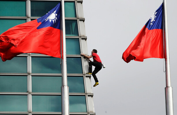 US free-climber successfully scales Taiwan's 101-storey skyscraper