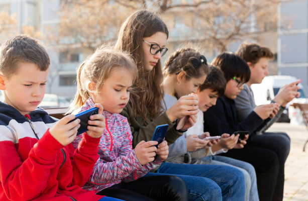 Tánaiste says government will ‘have a look’ at a social media ban for under-16s