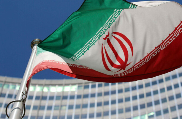 Iran threatens to instantly strike US bases and carriers in event of attack