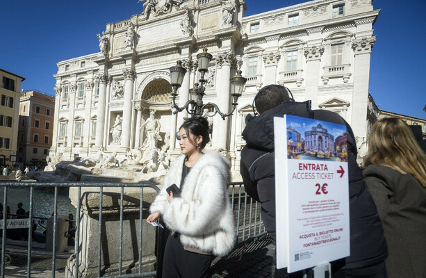 Tourists now have to pay €2 fee to get close to Trevi Fountain in bid to control overtourism