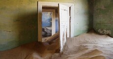 Pics: African diamond mining town that's filling with sand
